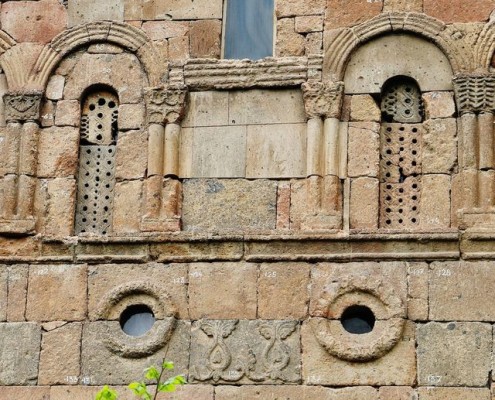 Ապակու փոխարեն՝ ծակոտկեն քար