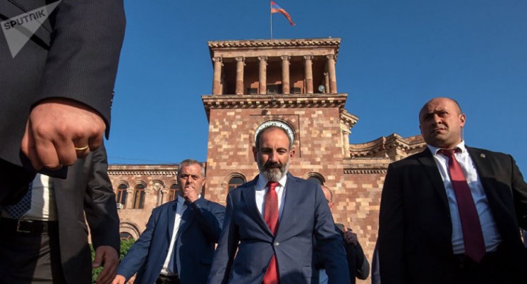 Թիկնապահված, թե… ահին թիկնած. Փաստ