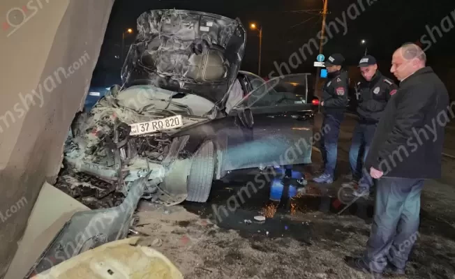 Երևանում Honda-ն բախվել է «Երեքնուկ» կամրջի բետոնե հենասյանը․ կա վիրավոր․ shamshyan.com