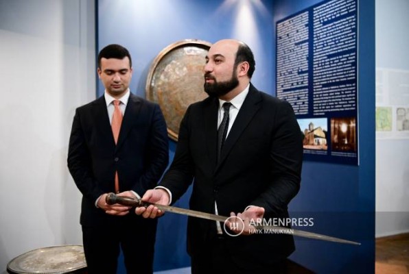 Սմբատյանների տոհմի ներկայացուցիչը Պատմության թանգարանին նվիրեց իրենց տոհմական սուրը