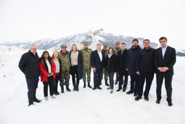 Մեծ Բրիտանիայի պատվիրակությունը սեպտեմբերյան պատերազմի հետևանքով տուժած Ջերմուկի հատվածներում էր