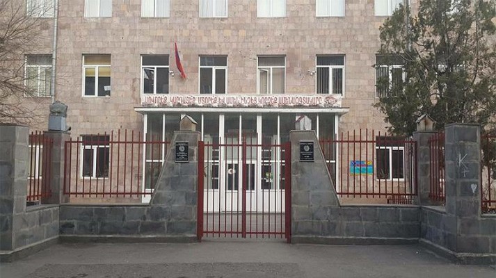 Ուսուցիչները բողոքում են տնօրենից, իսկ տնօրենը՝ հերքում սպառնալիքներն ու փոխքաղաքապետի հետ մտերմիկ կապը