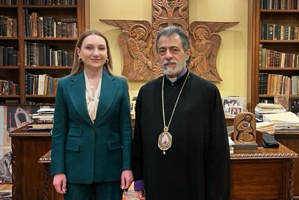 Դեսպան Մակունցը հանդիպել է Հայաստանյայց Առաքելական Սուրբ Եկեղեցու ԱՄՆ Արևմտյան թեմի առաջնորդի հետ