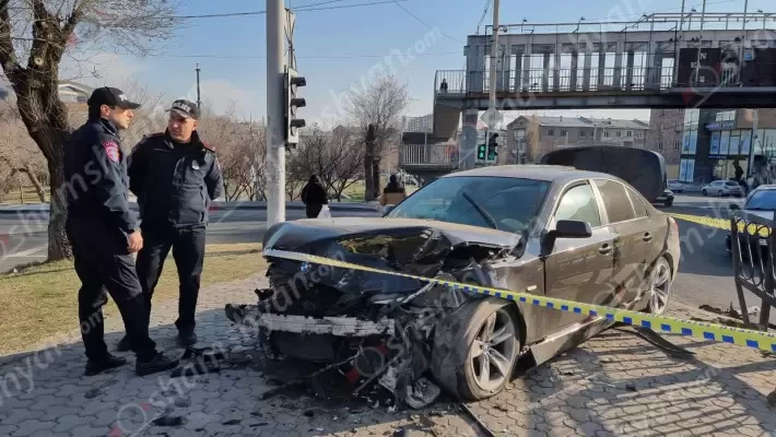 Երևանում բախվել են Opel-ն ու BMW-ն, վերջինն էլ հայտնվել է մայթին. կա 5 վիրավոր. shamshyan.com