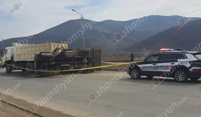 Կապանի օդանավակայանի մոտ բախվել են Howo և «ԳԱԶ-53» մակնիշի բեռնատարները. վերջինը կողաշրջվել է, կա վիրավոր. shamshyan.com