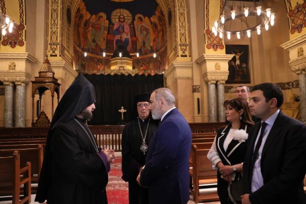 Նազելիի վարդն ու Կահիրեն․ Հրապարակ