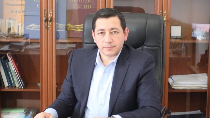 Ռեկտորը դարձավ Քաղշին կոմիտեի ղեկավար. հանդերձարանից պոկված կախիչների հետքերով. Ժողովուրդ