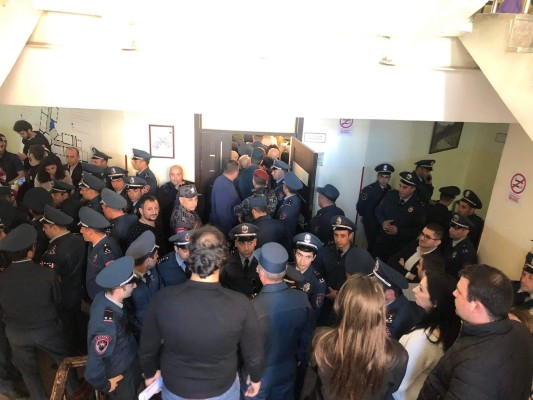 Բրյուսովի անվան համալսարանի հոգաբարձուների խորհուրդը հայտարարել է բաց մրցույթ, այնինչ դատական քննությունը ավարտված չէ