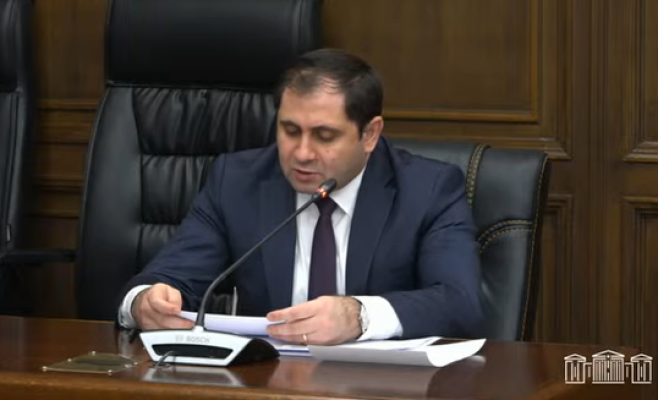 Պապիկյանը երկու րոպե զեկույցից հետո առաջարկեց անցնել փակ ռեժիմի