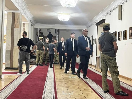 Նույն ջանասիրությամբ երկիրը պաշտպանեիք. Հրապարակ