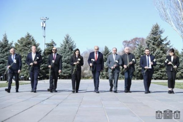 Վրացի խորհրդարանականներն այցելել են Ծիծեռնակաբերդի հուշահամալիր