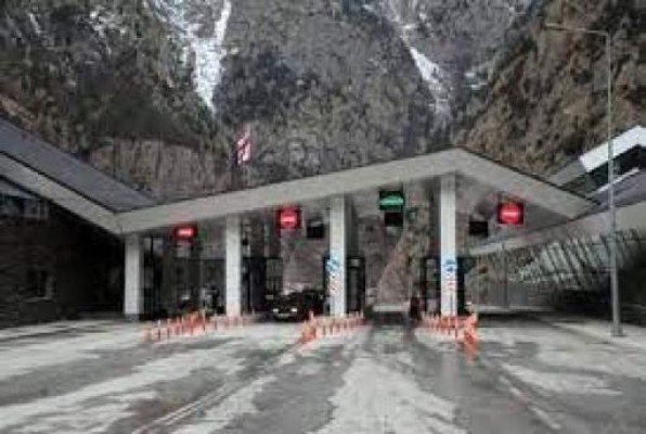 Լարսը բաց է