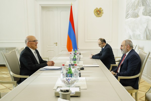 Վարչապետն ընդունել է Հայաստանի ամերիկյան համալսարանի նախագահին