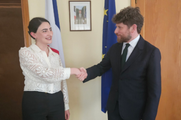 ՀՀ-ում Ֆրանսիայի դեսպանը հանդիպել և շնորհավորել է արցախցի ուսանողուհուն