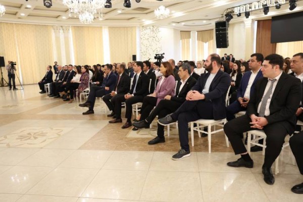 Գարիկ Սարգսյանը «բրեժնեւյան» ոճով քծնել, գովերգել է «շեֆին»՝ Նիկոլ Փաշինյանին․ Հրապարակ