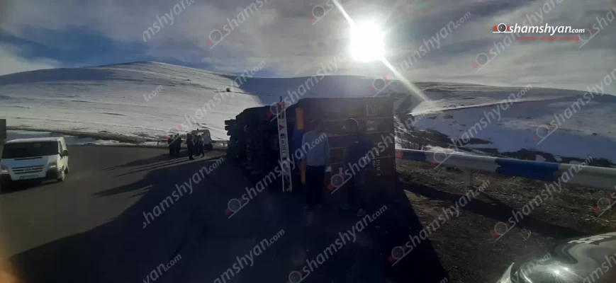 Գյումրի-Աշոցք ճանապարհին «Renault» բեռնատարը բախվել է արգելապատնեշին և կողաշրջվել. shamshyan.com