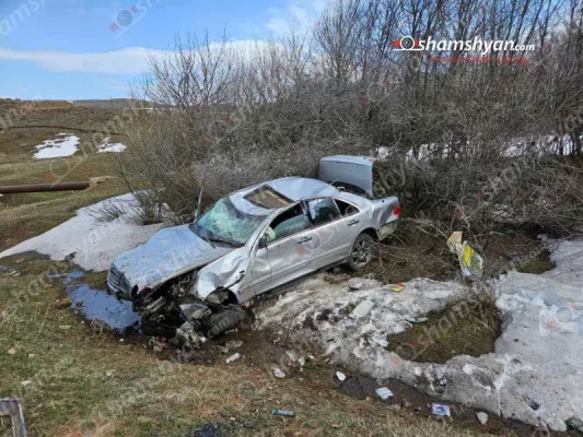Կոտայքում Mercedes-ը բախվել է երկաթե արգելապատնեշին ու մոտ 10 մետր գլորվելով՝ հայտնվել դաշտում. կա վիրավոր. shamshyan.com