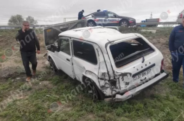 Արարատի մարզում բախվել են «Mercedes»-ն ու Նիվան և գլորվելով՝ հայտնվել դաշտում. բացառիկ տեսանյութ