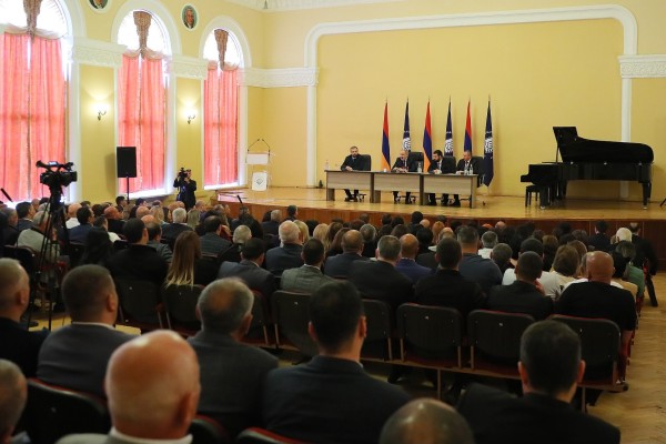 Նիկոլ Փաշինյանը Վանաձորում կուսակցության նիստ է արել