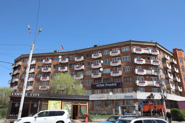 Գյումրիում պատշգամբները ձևավորում են ծաղիկներով