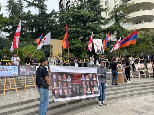 Վիրահայերը Թուրքիայի դեսպանատան մոտ պահանջատիրական ցույց են անցկացնում