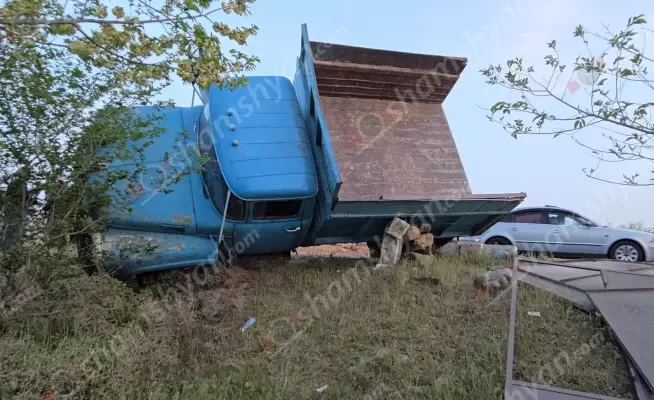 Արագածոտնի մարզում բախվել են SHACMAN և ZIL մակնիշի բեռնատարները․ վերջինը կողաշրջվել է. shamshyan.com