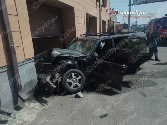 Բագրևանդի փողոցում բախվել են «Hyundai»-ն ու «Mercedes»-ը. վերջինն էլ բախվել է պատին. shamshyan.com