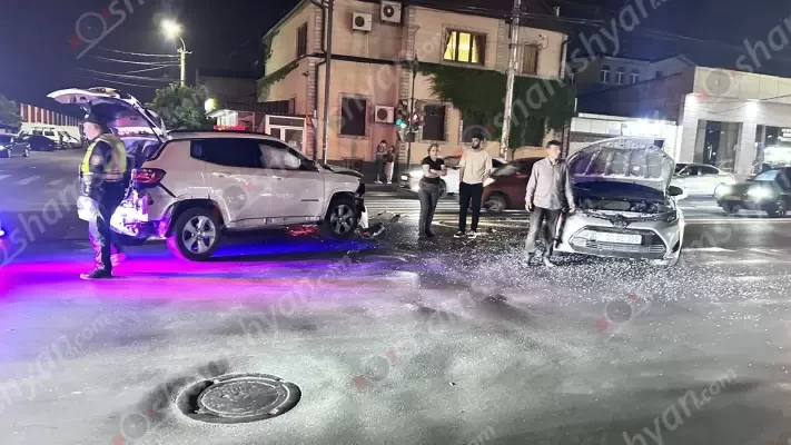 Երևանում բախվել են Toyota Camry-ն և Jeep Grand Cherokee-ն. shamshyan.com