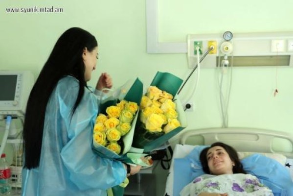 Սյունիքի փոխմարզպետը ավտոբուսի վթարից տուժածներին նվերներ ու ծաղիկներ է տարել