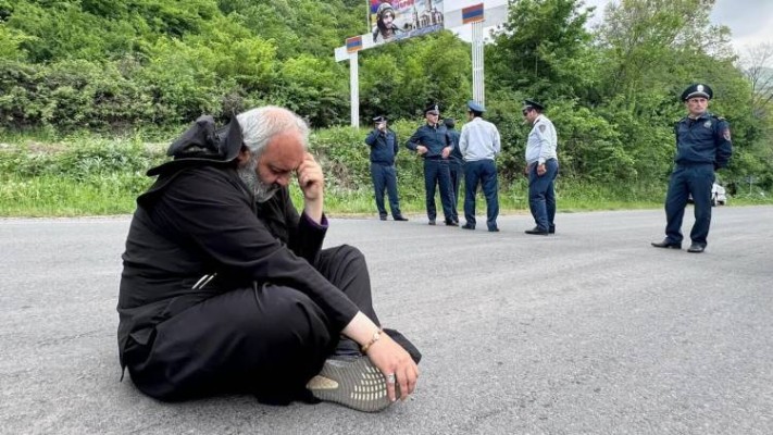 Սրբազանը դեռ տարիներ առաջ է երդվել, որ ձեռքերը ծալած չի նստելու․ Հրապարակ