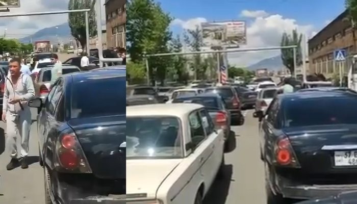 Աբովյանում ոստիկանները փակել են ճանապարհները, որ մարդիկ չկարողանան միանալ պայքարին