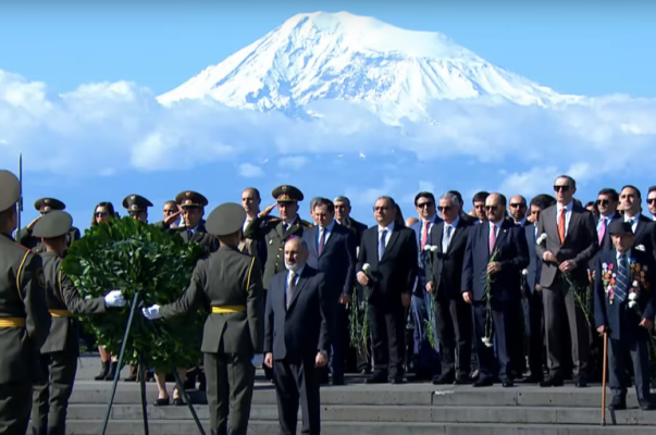 Փաշինյանը հարգանքի տուրք է մատուցել Հաղթանակ զբոսայգում