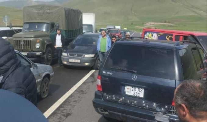 Քաղաքացիները փակել են Սպիտակ-Երևան մայրուղին