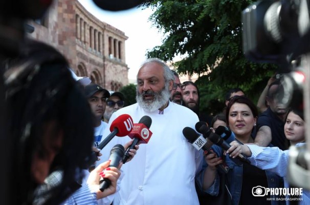 Ինչ է քննարկել Սրբազանը պատգամավորների հետ․ Հրապարակ