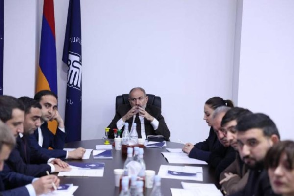 Իշխանական նավը երերում է․ Հրապարակ
