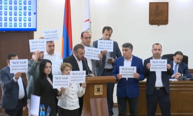 Դե՛մ ենք միակողմանի զիջումներին. «Մայր Հայաստան»-ի ակցիան՝ ավագանու նիստի ժամանակ