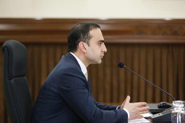 Տիգրան Ավինյանը այս պահին հանդիպում է գործադուլ անող վարորդների հետ