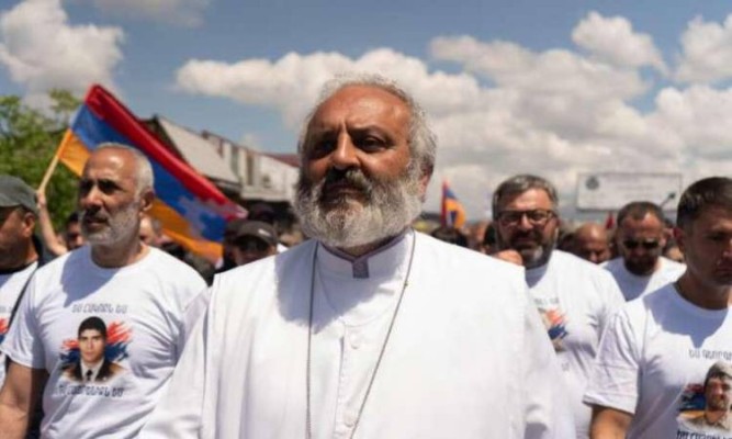 Բագրատ Սրբազանին առաջարկել են ժամանակավոր կառավարության վարչապետի իր թեկնածությունը հաստատող փաստաթուղթ ստորագրել. Ժողովուրդ