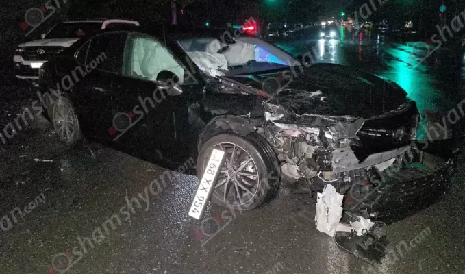 Երևանում Toyota Camry-ն հայտնվել է ջրափոսի մեջ ու բախվել կայանված Honda-ին. shamshyan.com