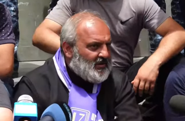 Իջեք, եթե չեք ծառայում թուրքերին ու ադրբեջանցիներին․ Բագրատ Սրբազանը կես ժամ ժամանակ տվեց Արարատ Միրզոյանին