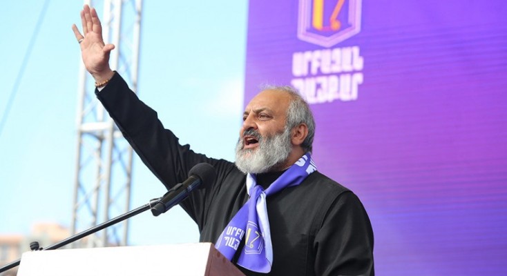 Բագրատ Սրբազանն ավտորթով այցելում է Գյումրի