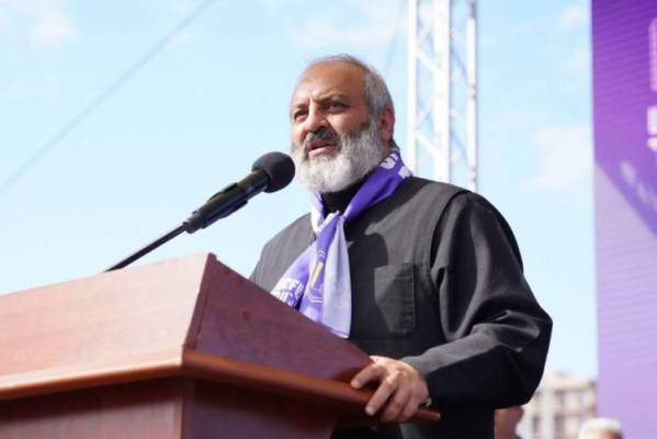 Գյումրեցիները պատրասվում են Բագրատ Սրբազանին դիմավորելուն. Ժողովուրդ