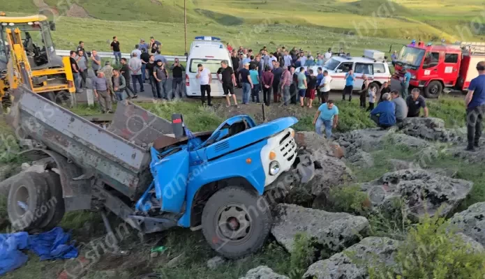 Ղեկն ու գազաբալոնները շպրտվել են դուրս․ Կոտայքում «ԶԻԼ»-ը հայտնվել է ձորում, կան վիրավորներ․ shamshyan.com