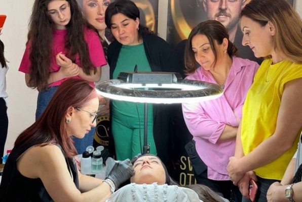 DIOR cosmetics-ի և SVIATO-ի մասնագետները դիմահարդարում են սովորեցրել ԼՂ-ից բռնի տեղահանված կանանց