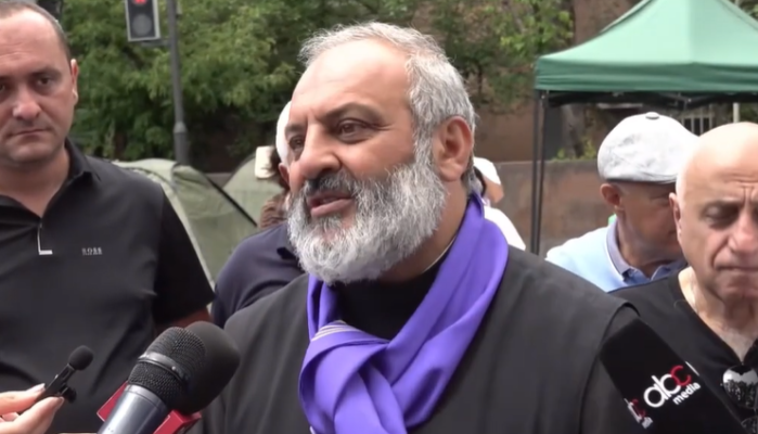 Ո՞վ ա դա, ի՞նչ կերպարանք ունի. Բագրատ Սրբազանը՝ Վահագն Ալեքսանյանին