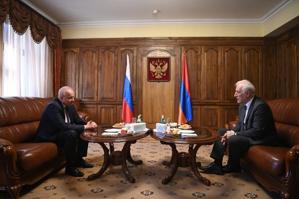 Վահագն Խաչատուրյանը Ռուսաստանի օրվա առթիվ այցելել է Հայաստանում ՌԴ դեսպանատուն