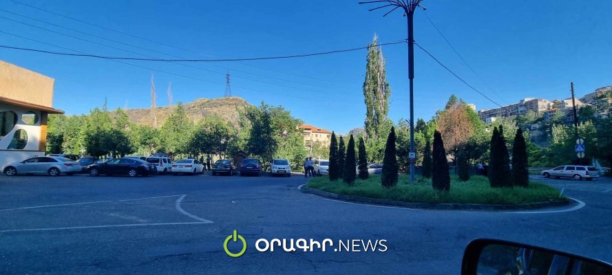 Ոստիկանները չորս կողմից հսկում են Փաշինյանի կեցավայրը