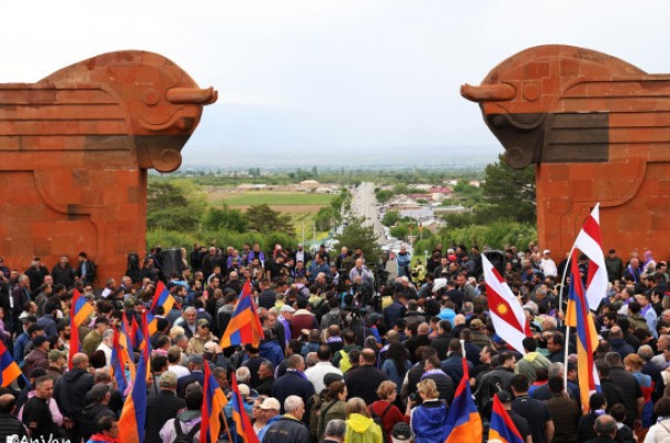 Առաջարկում ենք կապ հաստատել ՔՊ պատգամավորների հետ և կոչ անել մասնակցել ԱԺ նիստին․ Սրբազան պայքար