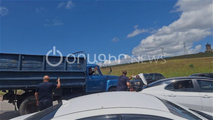 «Զանգեր»-ից Բագրատ Սրբազանը ճանապարհը շարունակել է բեռնատարով