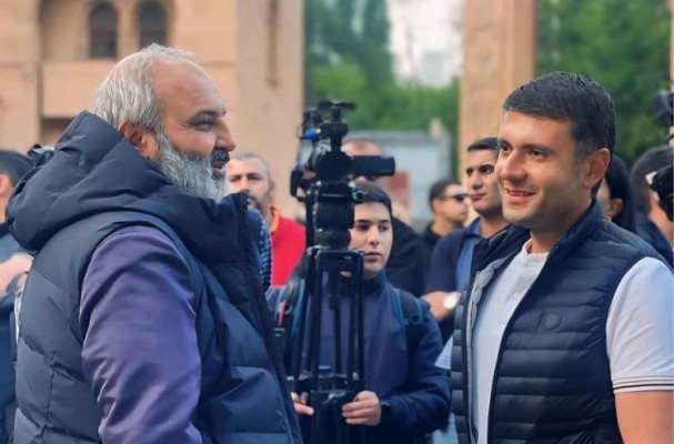 Մի ապահարզանի պատմություն․ Հրապարակ